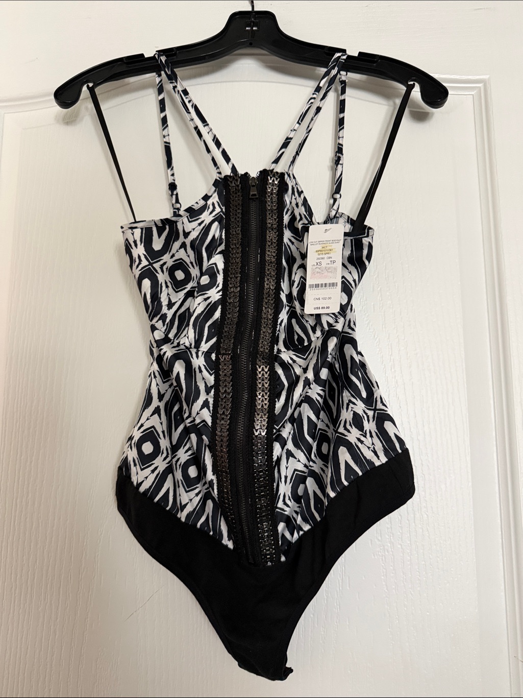 New Bebe Women’s Black & White Geometric One-Piece With Front Zip Sz Xs.